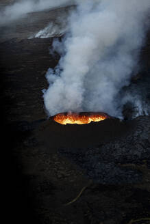 Luftaufnahme des Vulkans Litli-Hrutur (Kleiner Widder) während eines Ausbruchs im Vulkangebiet Fagradalsfjall im Südwesten Islands. Es handelt sich um eine Spalteneruption auf der Halbinsel Reykjanes, Island. - AAEF21434