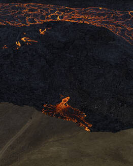 Luftaufnahme des Vulkans Litli-Hrutur (Kleiner Widder) während eines Ausbruchs im Vulkangebiet Fagradalsfjall im Südwesten Islands. Es handelt sich um eine Spalteneruption auf der Halbinsel Reykjanes, Island. - AAEF21435