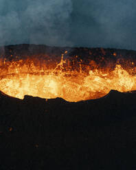 Luftaufnahme des Vulkans Litli-Hrutur (Kleiner Widder) während eines Ausbruchs im Vulkangebiet Fagradalsfjall im Südwesten Islands. Es handelt sich um eine Spalteneruption auf der Halbinsel Reykjanes, Island. - AAEF21438