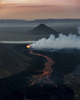 Luftaufnahme des Vulkans Litli-Hrutur (Kleiner Widder) während eines Ausbruchs im Vulkangebiet Fagradalsfjall im Südwesten Islands. Es handelt sich um eine Spalteneruption auf der Halbinsel Reykjanes, Island. - AAEF21439