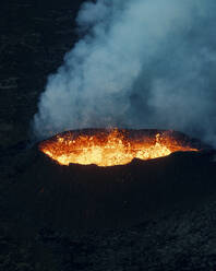 Luftaufnahme des Vulkans Litli-Hrutur (Kleiner Widder) während eines Ausbruchs im Vulkangebiet Fagradalsfjall im Südwesten Islands. Es handelt sich um eine Spalteneruption auf der Halbinsel Reykjanes, Island. - AAEF21441