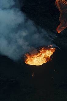Luftaufnahme des Vulkans Litli-Hrutur (Kleiner Widder) während eines Ausbruchs im Vulkangebiet Fagradalsfjall im Südwesten Islands. Es handelt sich um eine Spalteneruption auf der Halbinsel Reykjanes, Island. - AAEF21442