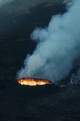 Luftaufnahme des Vulkans Litli-Hrutur (Kleiner Widder) während eines Ausbruchs im Vulkangebiet Fagradalsfjall im Südwesten Islands. Es handelt sich um eine Spalteneruption auf der Halbinsel Reykjanes, Island. - AAEF21444