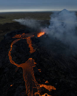 Luftaufnahme des Vulkans Litli-Hrutur (Kleiner Widder) während eines Ausbruchs im Vulkangebiet Fagradalsfjall im Südwesten Islands. Es handelt sich um eine Spalteneruption auf der Halbinsel Reykjanes, Island. - AAEF21446