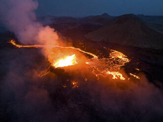 Luftaufnahme des Vulkans Litli-Hrutur (Kleiner Widder) während eines Ausbruchs im Vulkangebiet Fagradalsfjall im Südwesten Islands. Es handelt sich um eine Spalteneruption auf der Halbinsel Reykjanes, Island. - AAEF21450