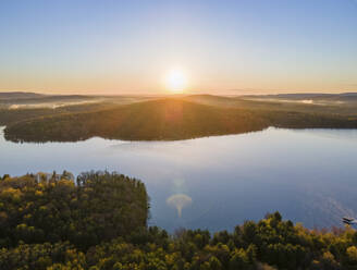 Luftaufnahme des Sonnenaufgangs über dem Deep Creek Lake in McHenry Maryland, Vereinigte Staaten. - AAEF21469