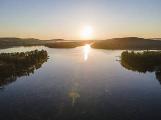 Luftaufnahme des Sonnenaufgangs über dem Deep Creek Lake in McHenry Maryland, Vereinigte Staaten. - AAEF21470