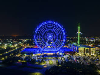 Luftaufnahme des Wheel at Icon Park bei Nacht in Orlando, Florida, Vereinigte Staaten. - AAEF21487