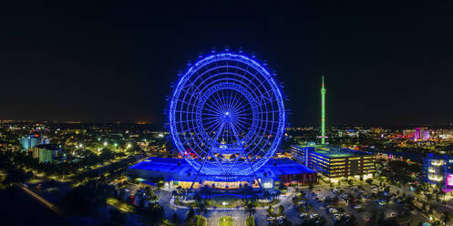 Panoramablick aus der Luft auf das Wheel im Icon Park bei Nacht in Orlando, Florida, Vereinigte Staaten. - AAEF21488