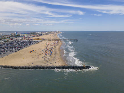 Luftaufnahme des Strandes und des Piers in Ocean City, Maryland, Vereinigte Staaten. - AAEF21496
