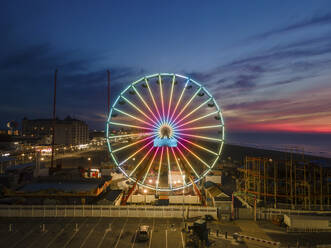 Luftaufnahme eines Riesenrads vor Sonnenaufgang in Ocean City, Maryland, Vereinigte Staaten. - AAEF21502