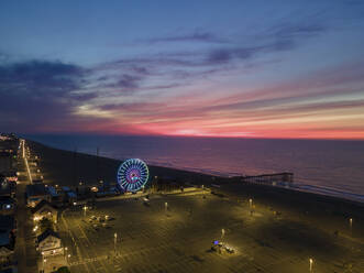 Luftaufnahme des Strandes, des Piers und des Riesenrads vor Sonnenaufgang in Ocean City, Maryland, Vereinigte Staaten. - AAEF21503