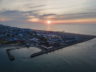 Luftaufnahme des Sonnenaufgangs in Ocean City, Maryland, Vereinigte Staaten. - AAEF21509