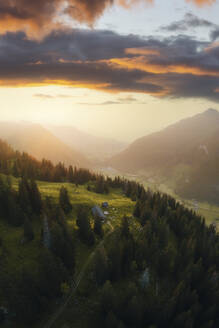 Drohnenaufnahme einer Waldlichtung über dem Wildhauser Tal in St. Gallen, Schweiz. - AAEF21545