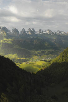 Drohnenaufnahme eines Bergkamms und des Dorfes Alt St. Johann, St. Gallen, Schweiz. - AAEF21552