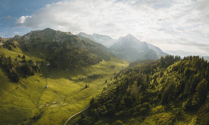 Drohnenaufnahme eines von alpinen Bergen umgebenen Tals bei Laui, Wildhaus, St. Gallen, Schweiz. - AAEF21553