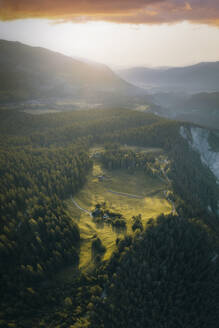 Drohnenaufnahme eines Plateaus auf dem Kamm der Rheinschlucht bei Sonnenaufgang, Flims, Graubünden, Schweiz. - AAEF21569