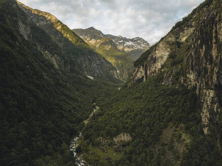 Drohnenaufnahme des Tals oberhalb des Foroglio-Wasserfalls im Valmaggia, Maggia, Schweiz. - AAEF21600