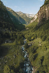 Drohnenaufnahme des kleinen Dorfes oberhalb des Foroglio-Wasserfalls in Valmaggia, Maggia, Schweiz, aus der Luft. - AAEF21603