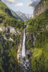 Drohnenaufnahme des Foroglio-Wasserfalls in Valmaggia, Maggia, Schweiz. - AAEF21604