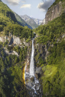 Drohnenaufnahme des Foroglio-Wasserfalls in Valmaggia, Maggia, Schweiz. - AAEF21604