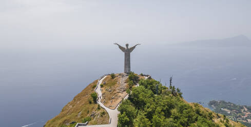 Luftaufnahme der Christusstatue auf dem Gipfel des Berges in Maratea, Potenza, Basilicata, Italien. - AAEF21660