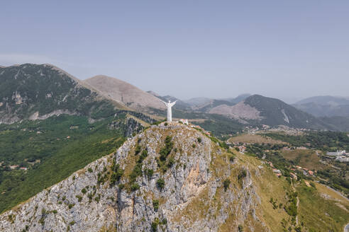 Luftaufnahme der Christusstatue auf dem Gipfel des Berges in Maratea, Potenza, Basilicata, Italien. - AAEF21662