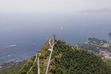 Luftaufnahme der Christusstatue auf dem Gipfel des Berges in Maratea, Potenza, Basilicata, Italien. - AAEF21664