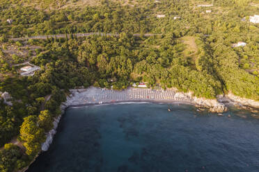 Luftaufnahme eines kleinen Strandes an der Mittelmeerküste in Maratea, Potenza, Basilicata, Italien. - AAEF21667