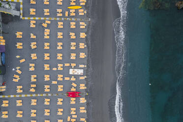 Luftaufnahme eines kleinen Strandes mit Sonnenschirmen an der Mittelmeerküste in Maratea, Potenza, Basilicata, Italien. - AAEF21677