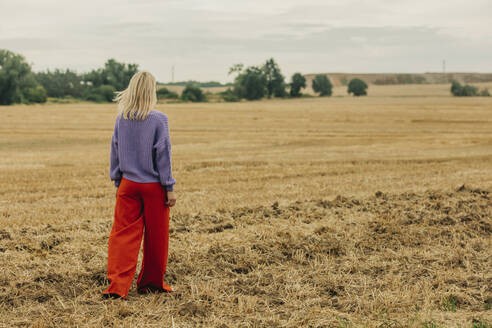 Frau geht auf einem landwirtschaftlichen Feld - VSNF01283