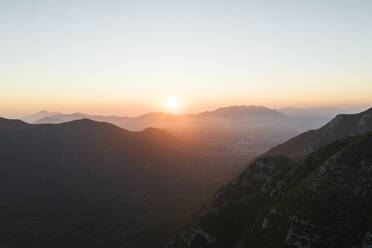 Luftaufnahme des Sonnenuntergangs über dem Tal in Serino entlang des Monte Terminio mit Nationalpark, Kampanien, Avellino, Italien. - AAEF21689