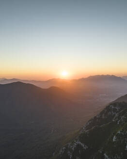 Luftaufnahme des Sonnenuntergangs über dem Tal in Serino entlang des Monte Terminio mit Nationalpark, Kampanien, Avellino, Italien. - AAEF21690