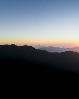 Luftaufnahme des Vesuvs vom Gipfel des Terminio aus bei Sonnenuntergang, Avellino, Kampanien, Irpinia, Italien. - AAEF21695