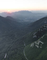 Luftaufnahme einer Straße entlang der Bergflanke des Monte Terminio bei Sonnenuntergang, Serino, Kampanien, Avellino, Italien. - AAEF21702