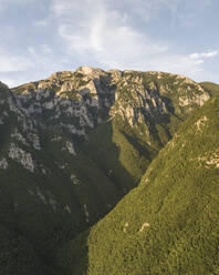Luftaufnahme des Gipfels des Monte Terminio bei Sonnenuntergang, Serino, Kampanien, Avellino, Italien. - AAEF21713