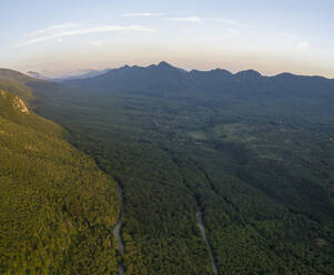 Panoramablick auf eine Bergkette bei Sonnenuntergang entlang des Terminio-Tals mit Straße, Irpinia, Serino, Kampanien, Avellino, Italien. - AAEF21721