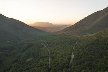 Panoramablick auf eine Bergkette bei Sonnenuntergang entlang des Terminio-Tals mit Straße, Irpinia, Serino, Kampanien, Avellino, Italien. - AAEF21725