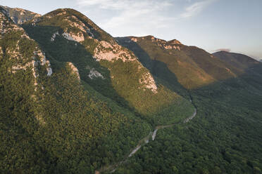 Luftaufnahme einer Straße entlang des Monte Terminio bei Sonnenuntergang, Serino, Kampanien, Avellino, Italien. - AAEF21726