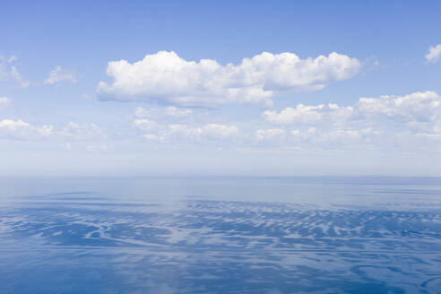 Luftaufnahme der blauen Wasseroberfläche des Ozeans mit vereinzelten Wolken am Himmel, Melbourne, Victoria, Australien. - AAEF21875