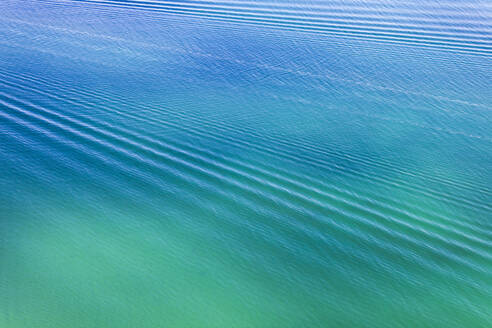 Luftaufnahme der blauen Wasseroberfläche des Ozeans, Melbourne, Victoria, Australien. - AAEF21877