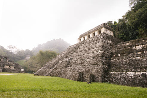 Berühmte alte Maya-Ruinen vor dem Himmel - MMPF00802