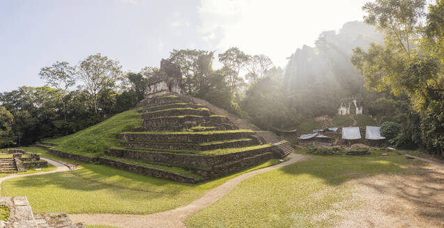 Alte und berühmte Maya-Ruinen an einem sonnigen Tag - MMPF00805