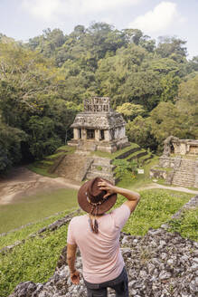 Mann mit Hut betrachtet alte Maya-Ruinen - MMPF00807