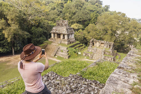 Mann fotografiert Maya-Ruinen mit Smartphone - MMPF00808
