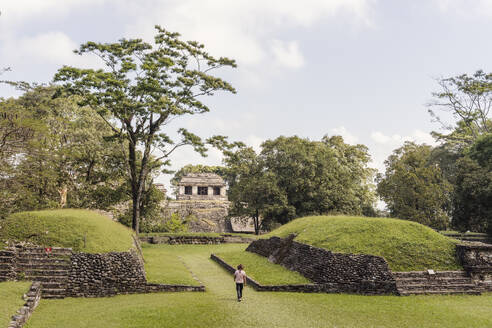 Mann mit Hut geht durch Maya-Ruinen - MMPF00810