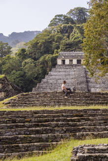 Mann sitzt auf den Stufen der Maya-Ruinen - MMPF00811