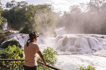 Mann betrachtet den Wasserfall Agua Azul Cascades vom Aussichtspunkt aus - MMPF00819