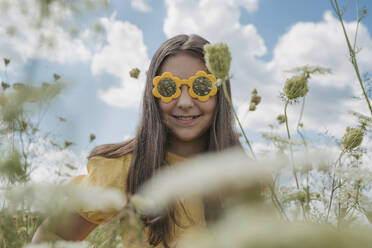 Lächelndes Mädchen mit Sonnenbrille auf einem Feld - OSF01965