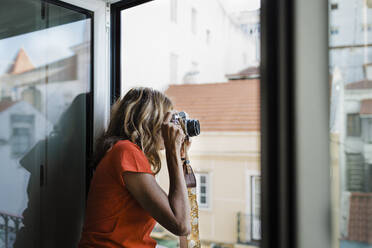 Ältere Frau fotografiert durch die Kamera - DCRF01712